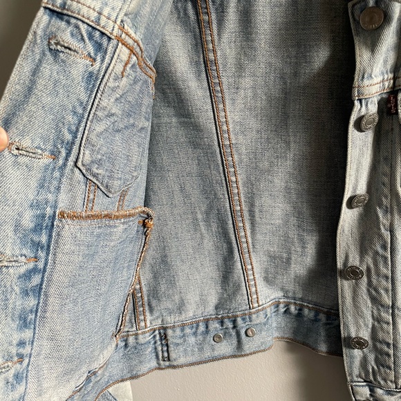 Levi’s Fitted Jean Jacket - Picture 4 of 9